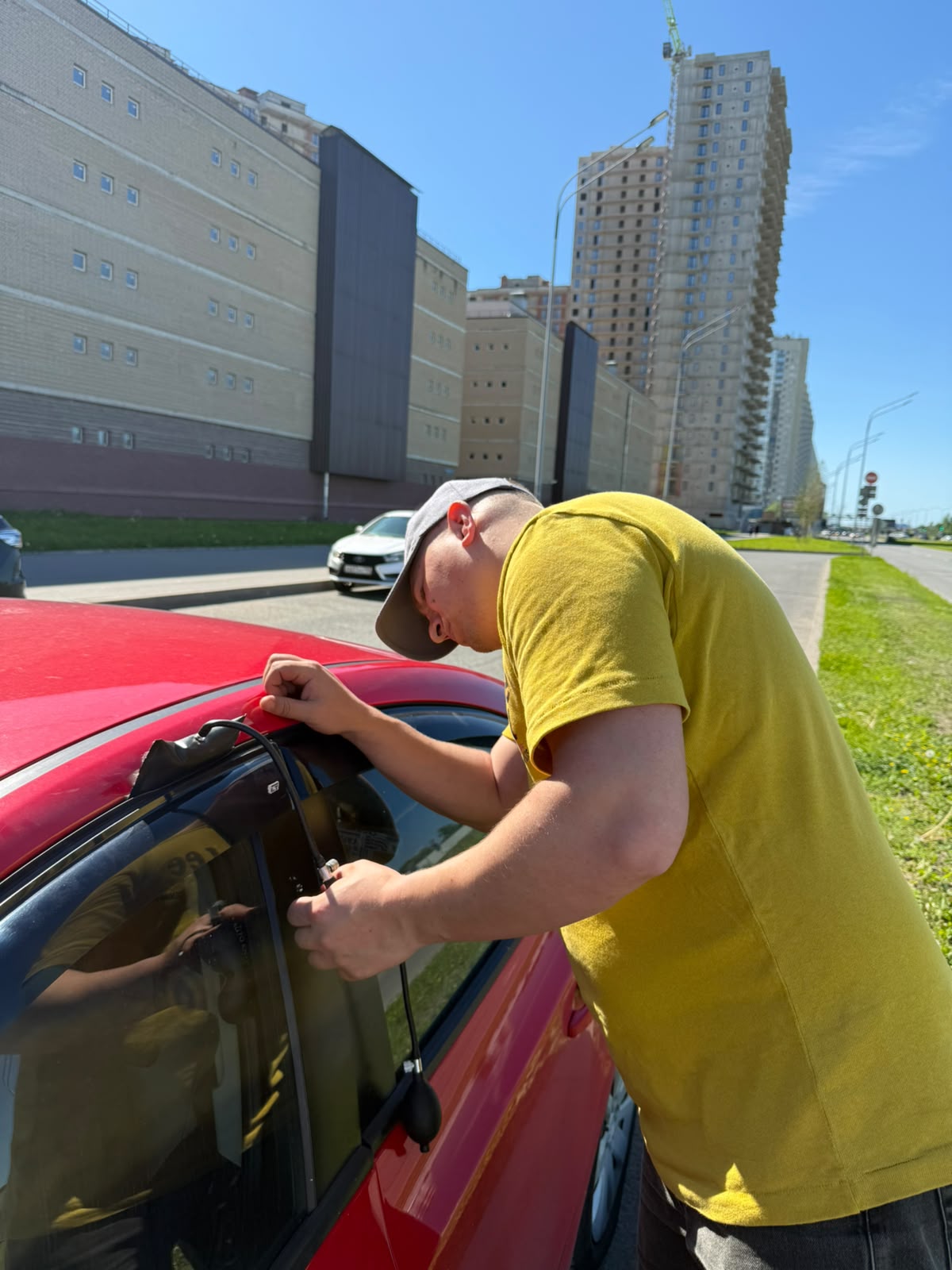 Аварийное вскрытие автомобиля мастером в Аннино